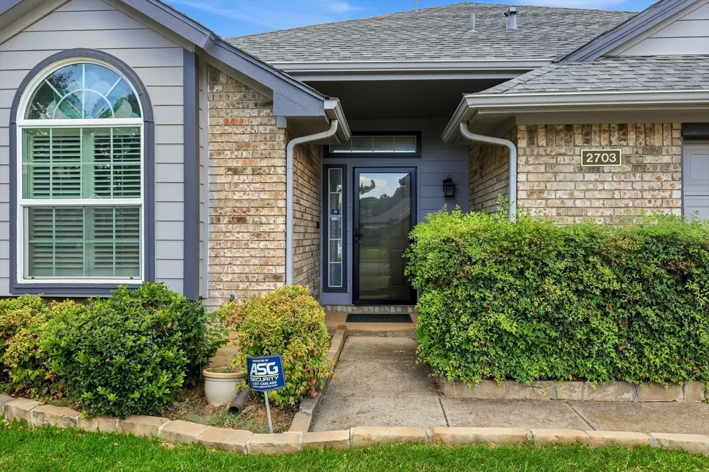 2703 Old English Court Euless TX 76039