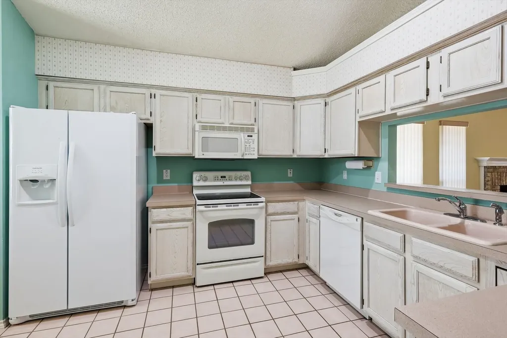 2703 Old English Court Euless TX 76039