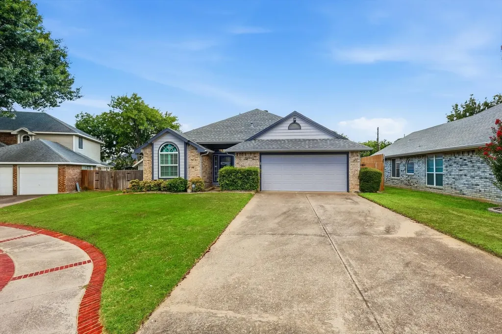 2703 Old English Court Euless TX 76039