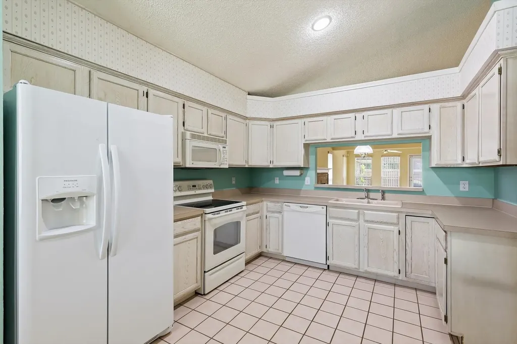 2703 Old English Court Euless TX 76039