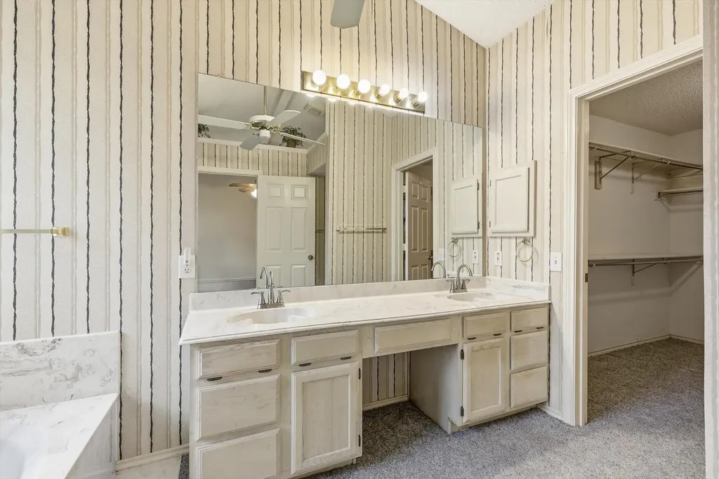 2703 Old English Court Euless TX 76039