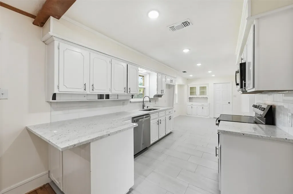 3301 Peachtree Lane Pantego TX 76013