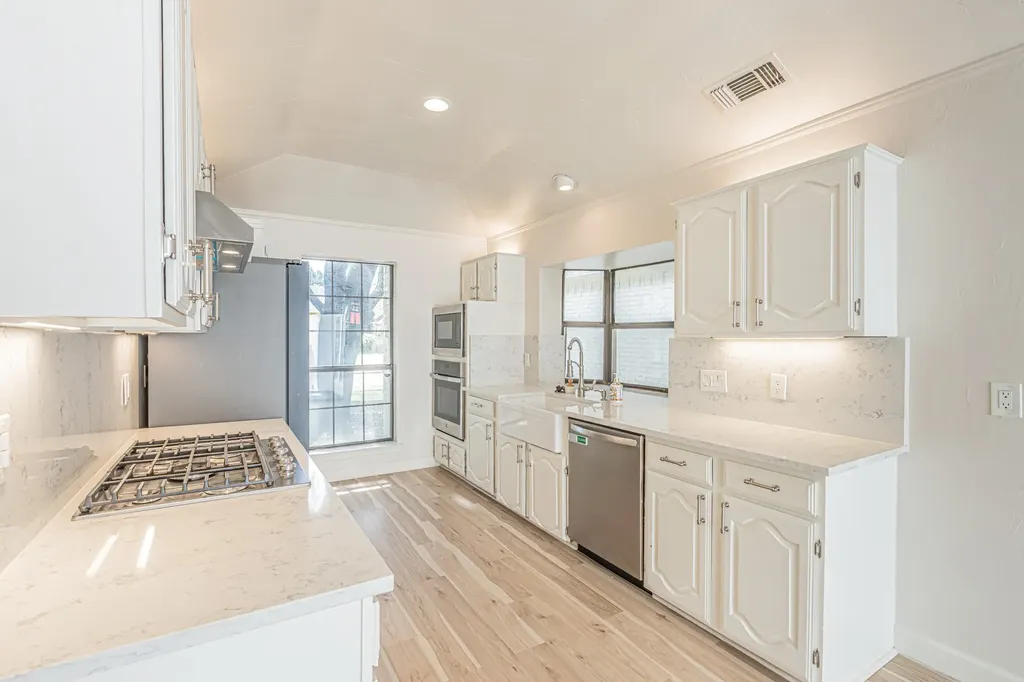 1221 Boardwalk Street Arlington TX 76011