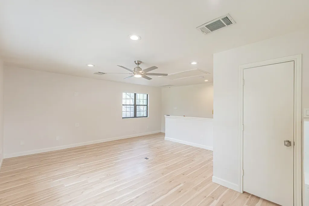 1221 Boardwalk Street Arlington TX 76011