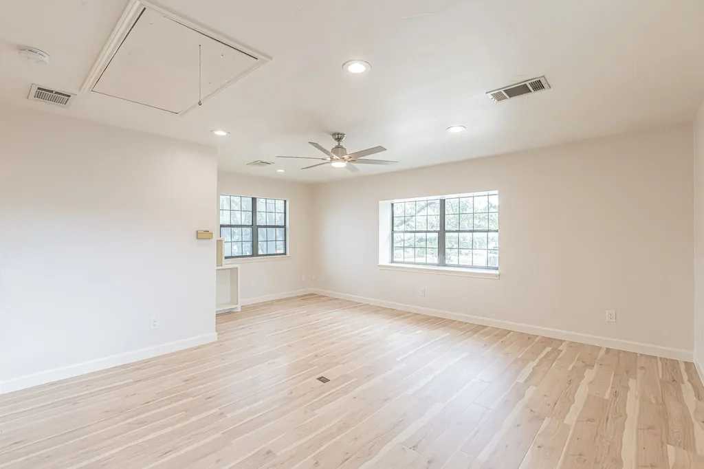 1221 Boardwalk Street Arlington TX 76011