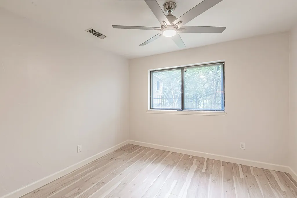 1221 Boardwalk Street Arlington TX 76011