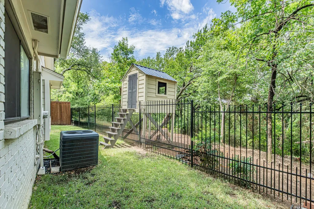 1221 Boardwalk Street Arlington TX 76011