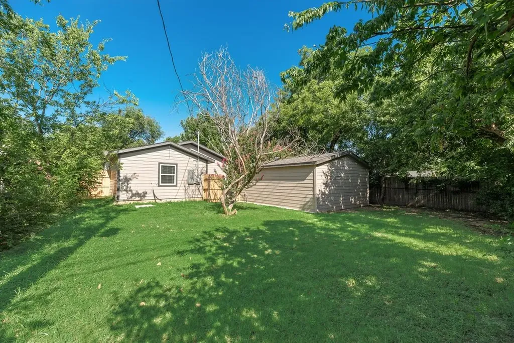 922 NE 33rd Street Grand Prairie TX 75050