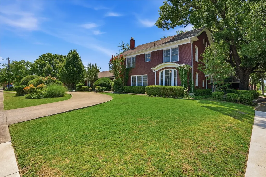 221 W 5th Street Bonham TX 75418