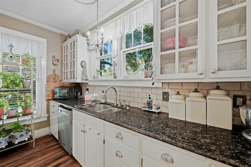 221 W 5th Street Bonham TX 75418