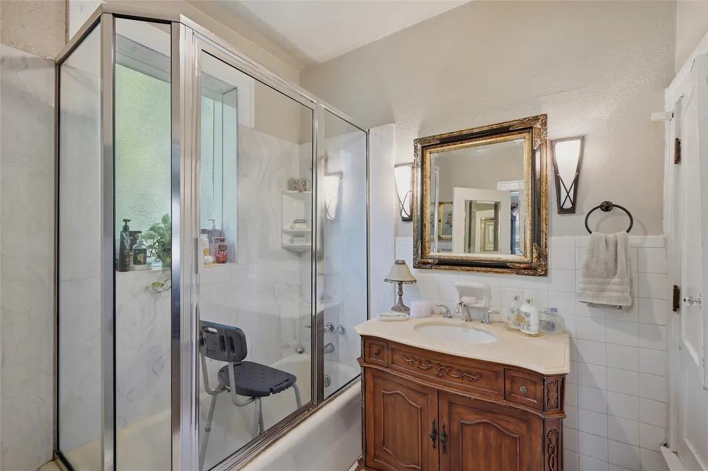 221 W 5th Street Bonham TX 75418