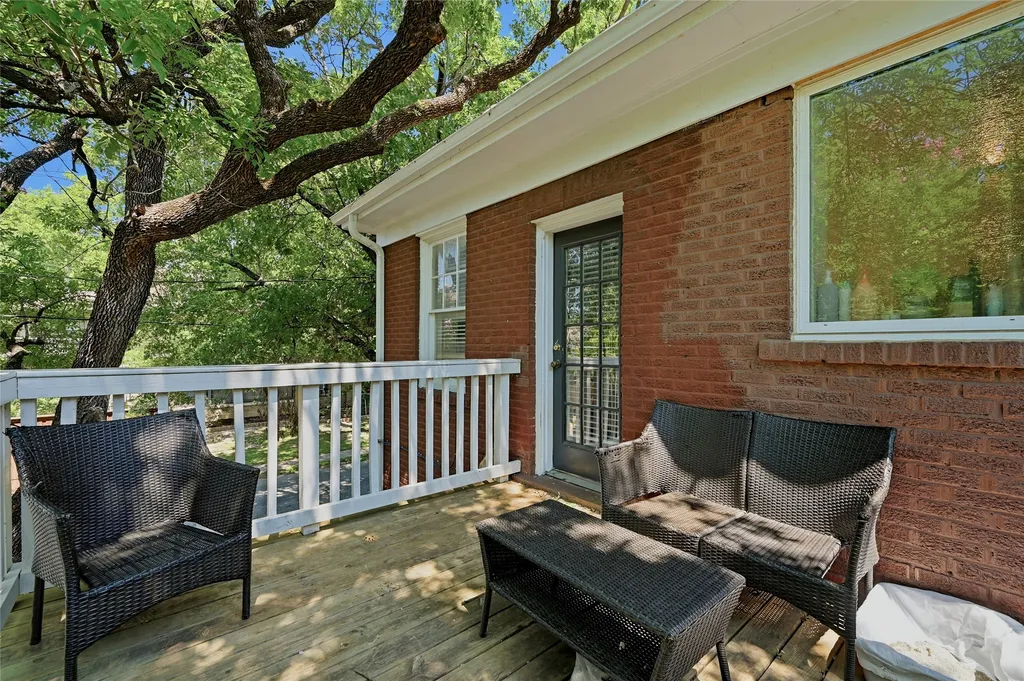 221 W 5th Street Bonham TX 75418