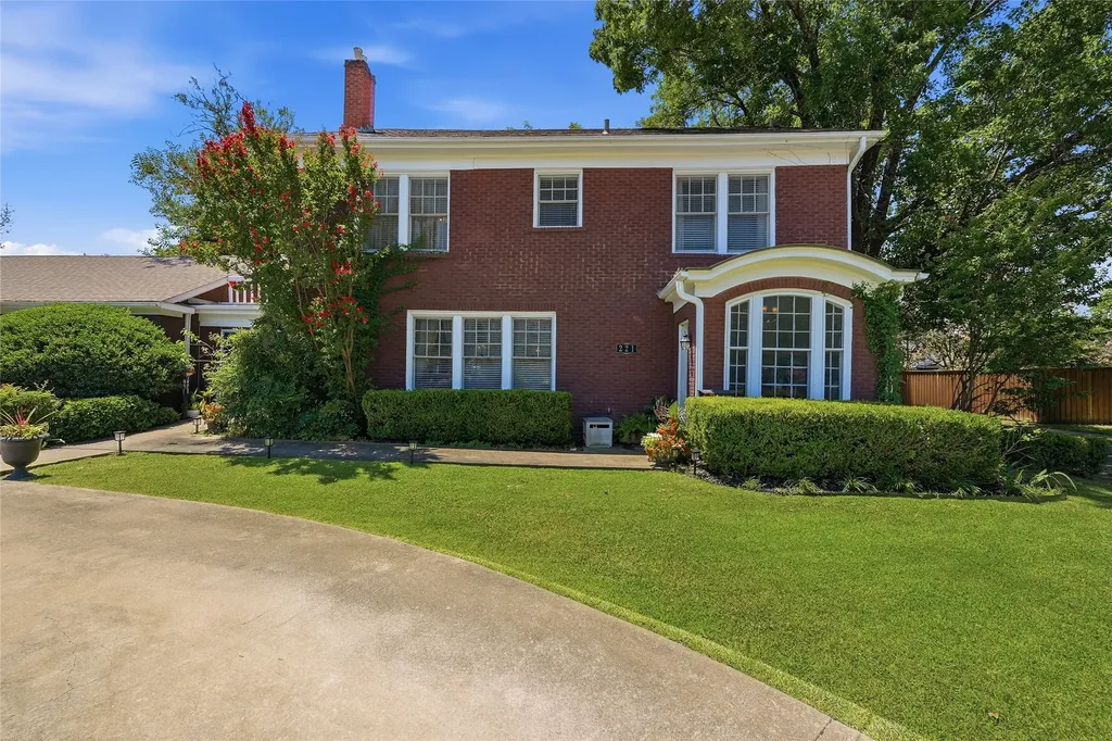 221 W 5th Street Bonham TX 75418