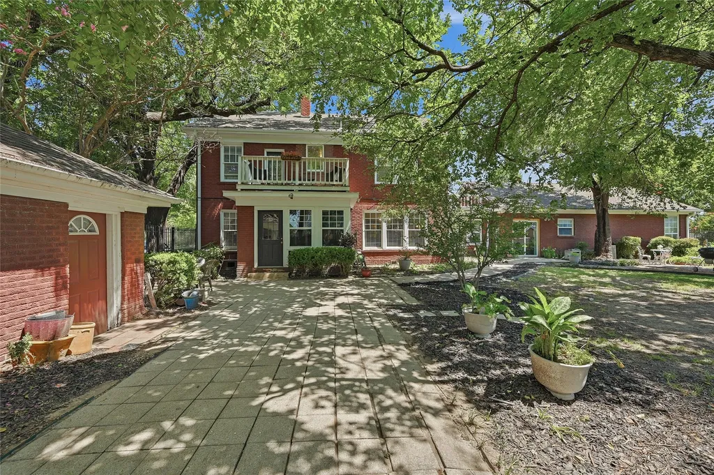 221 W 5th Street Bonham TX 75418