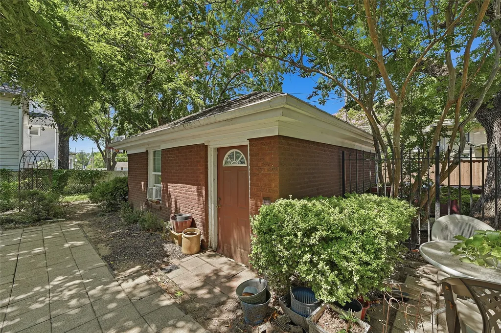 221 W 5th Street Bonham TX 75418