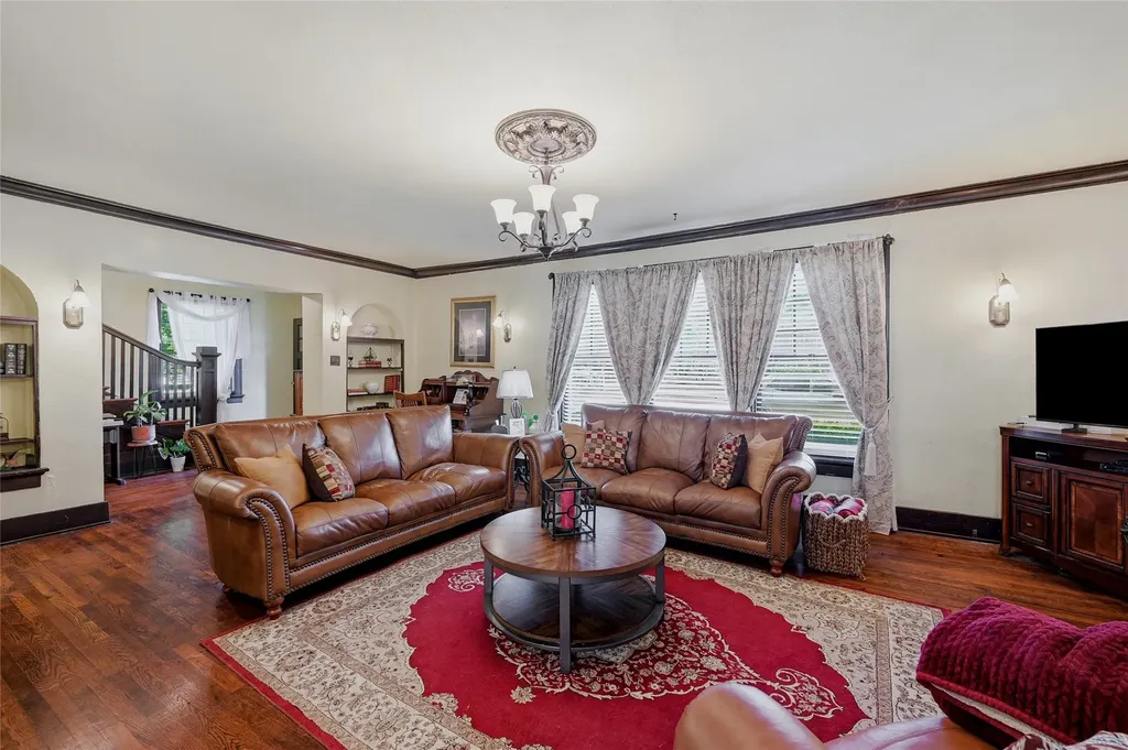 221 W 5th Street Bonham TX 75418