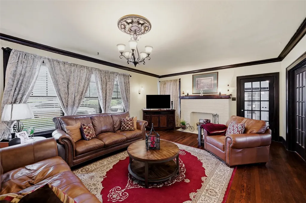 221 W 5th Street Bonham TX 75418