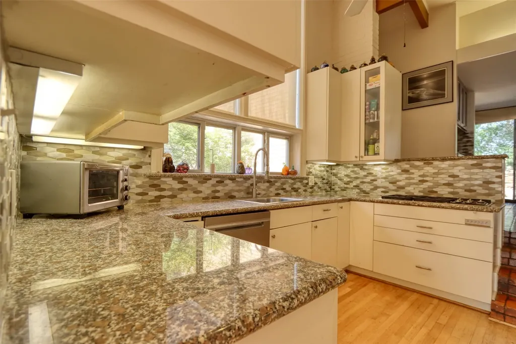 610 W Park Avenue Weatherford TX 76086