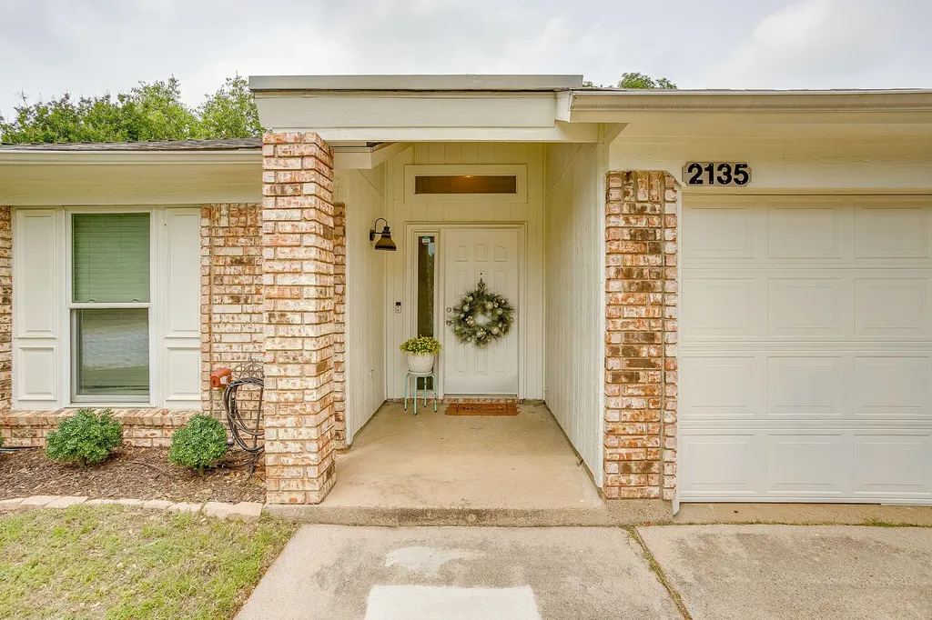 2135 Reverchon Drive Arlington TX 76017