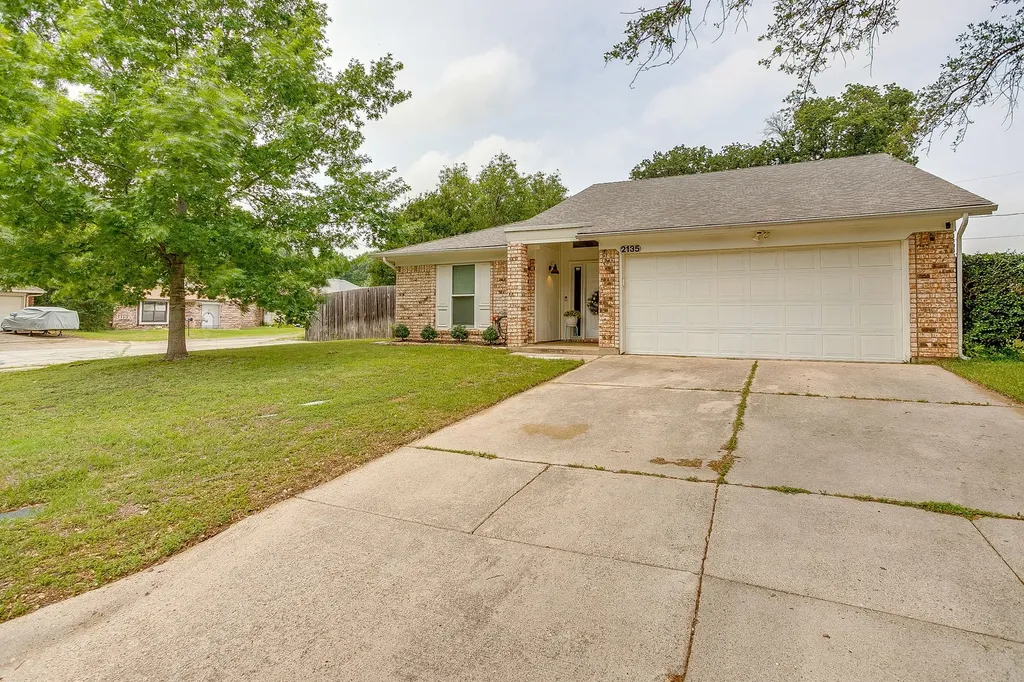 2135 Reverchon Drive Arlington TX 76017