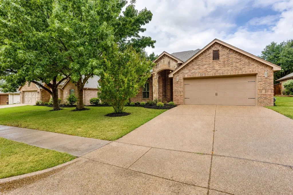 7412 Heights View Drive Benbrook TX 76126