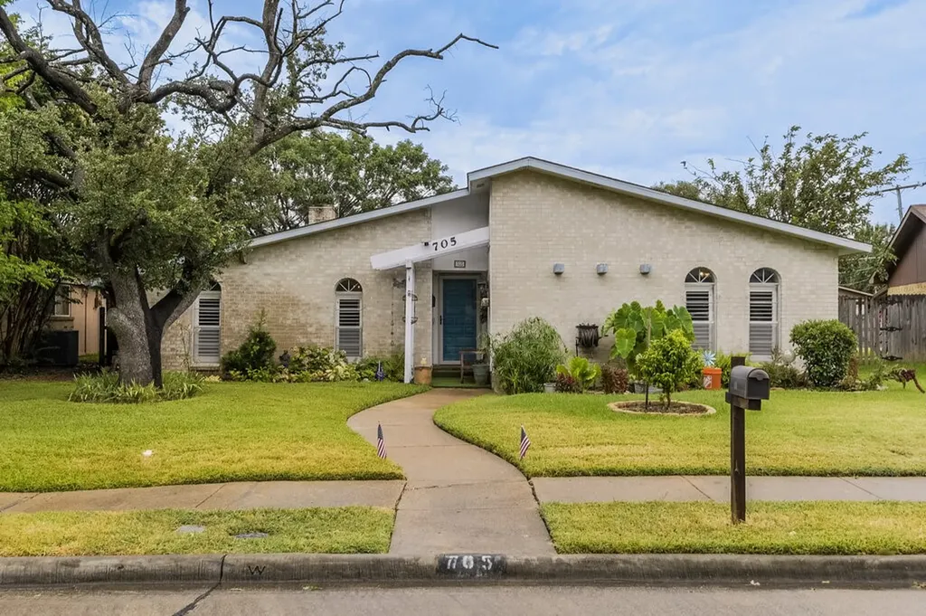 705 Bluebonnet Drive Grand Prairie TX 75052