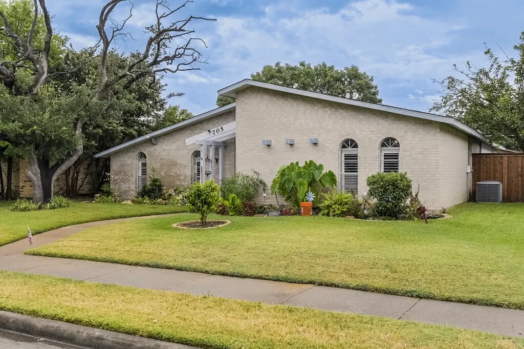 705 Bluebonnet Drive Grand Prairie TX 75052