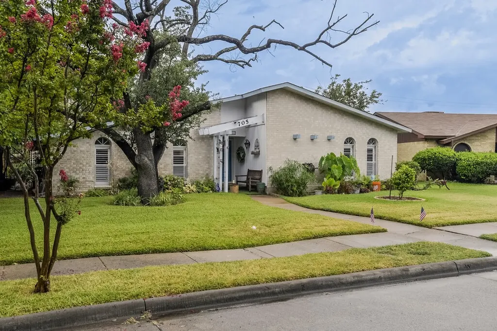 705 Bluebonnet Drive Grand Prairie TX 75052
