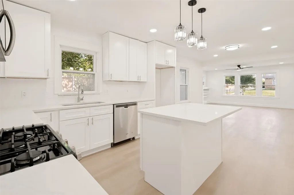 2450 Emmett Street Dallas TX 75211