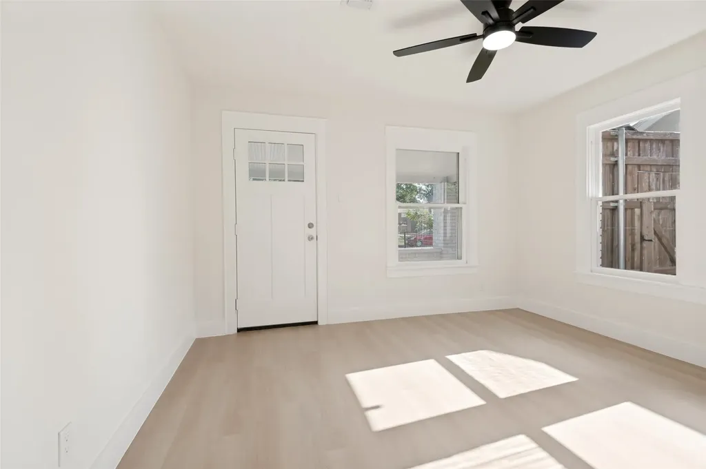 2450 Emmett Street Dallas TX 75211