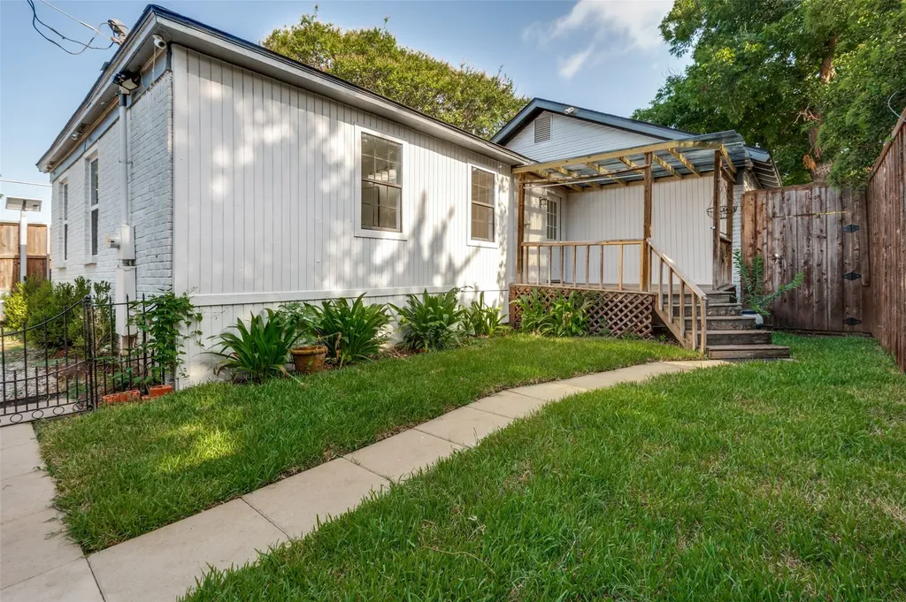 2450 Emmett Street Dallas TX 75211