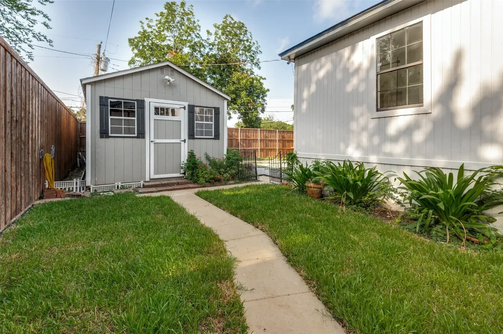 2450 Emmett Street Dallas TX 75211