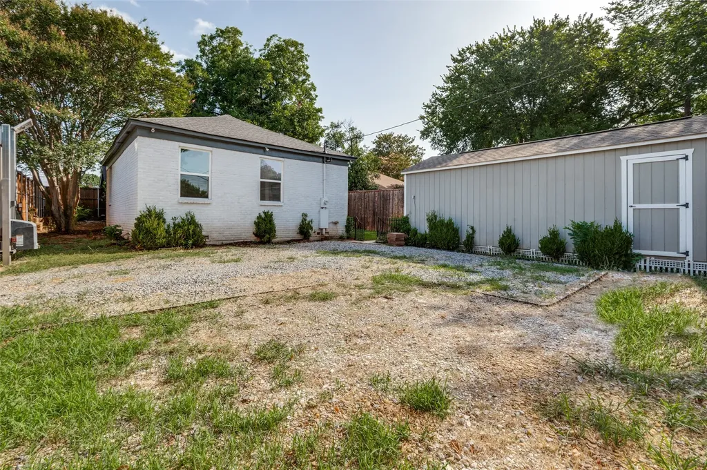 2450 Emmett Street Dallas TX 75211
