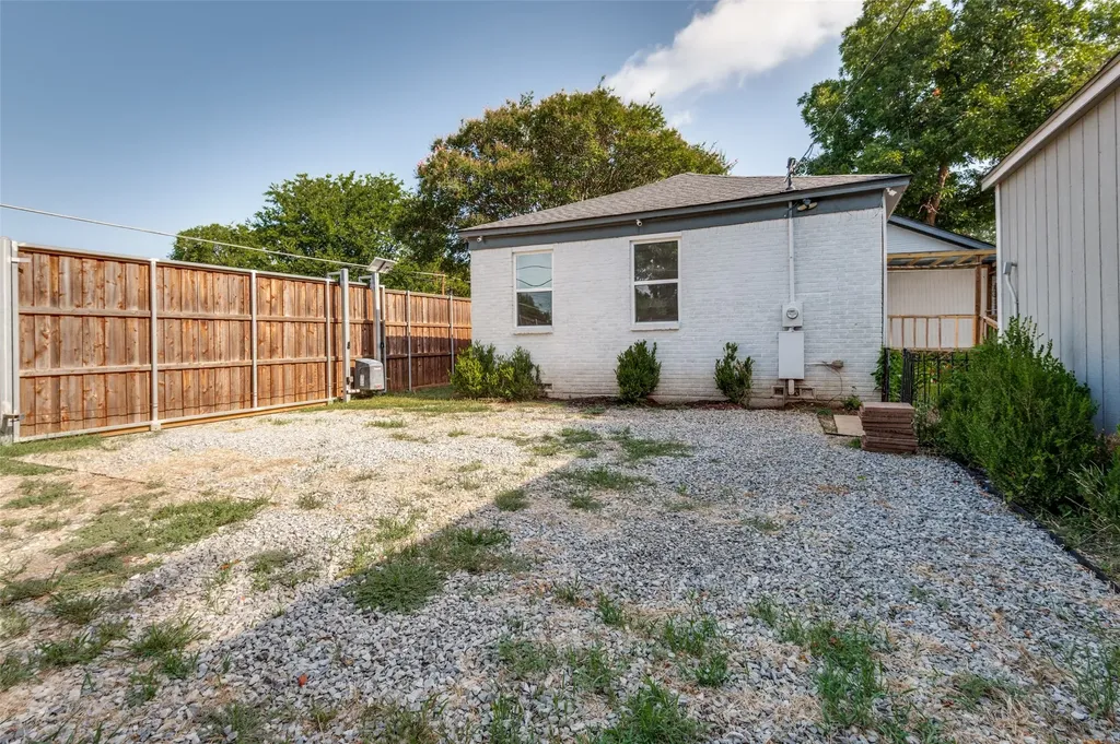 2450 Emmett Street Dallas TX 75211