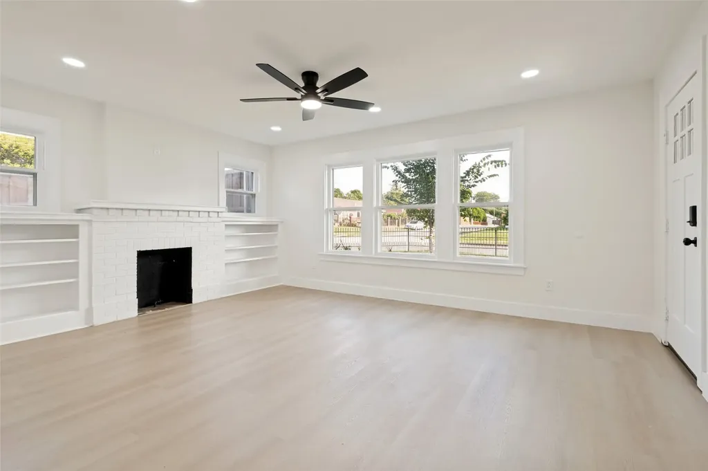 2450 Emmett Street Dallas TX 75211