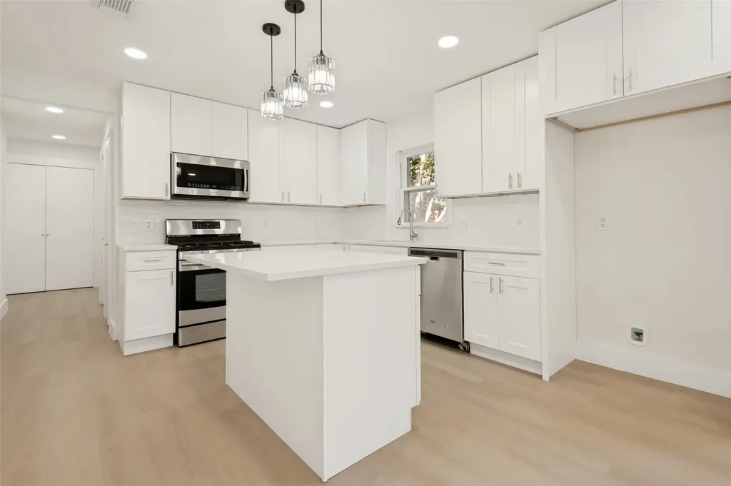 2450 Emmett Street Dallas TX 75211