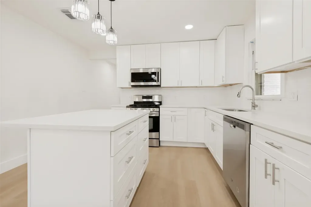 2450 Emmett Street Dallas TX 75211