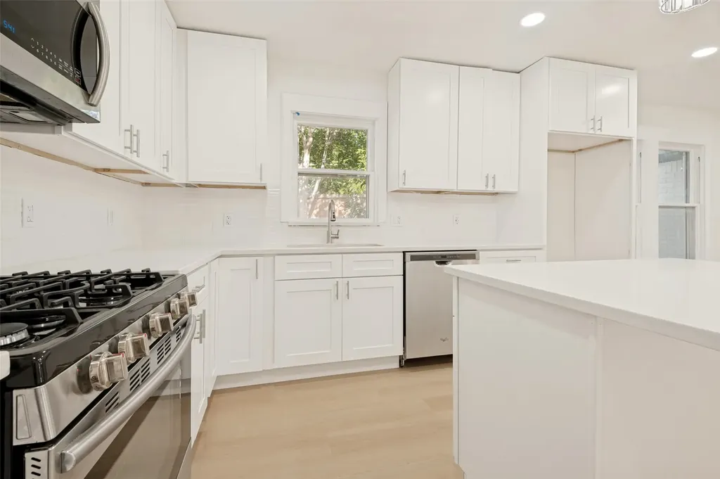 2450 Emmett Street Dallas TX 75211