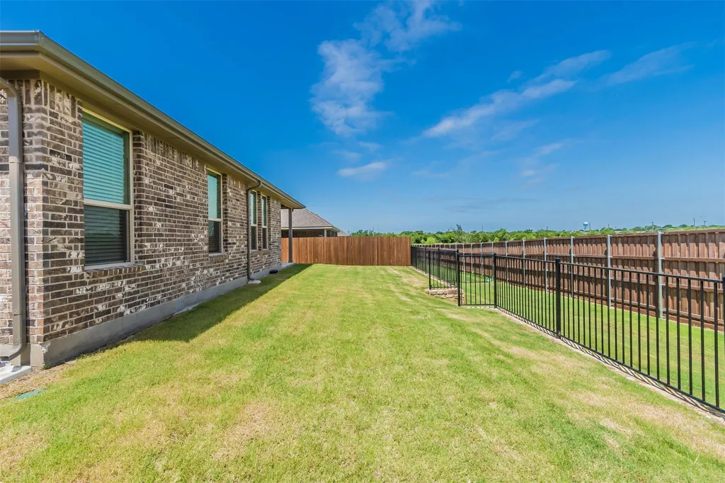 1343 Fox Hollow Road Krum TX 76249