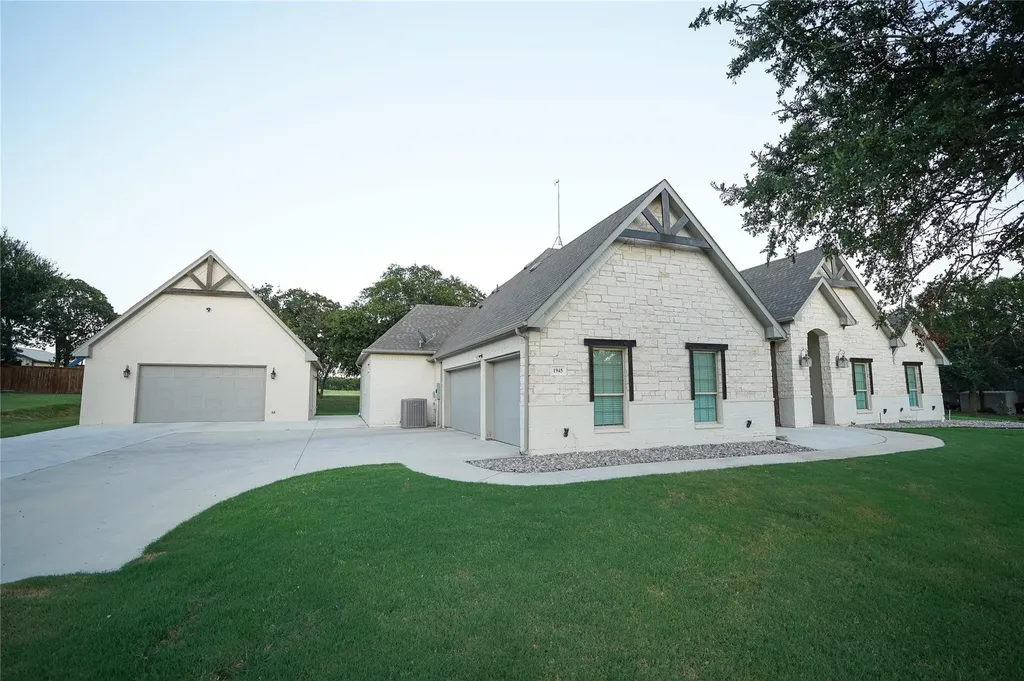 1945 County Road 1111 Decatur TX 76234