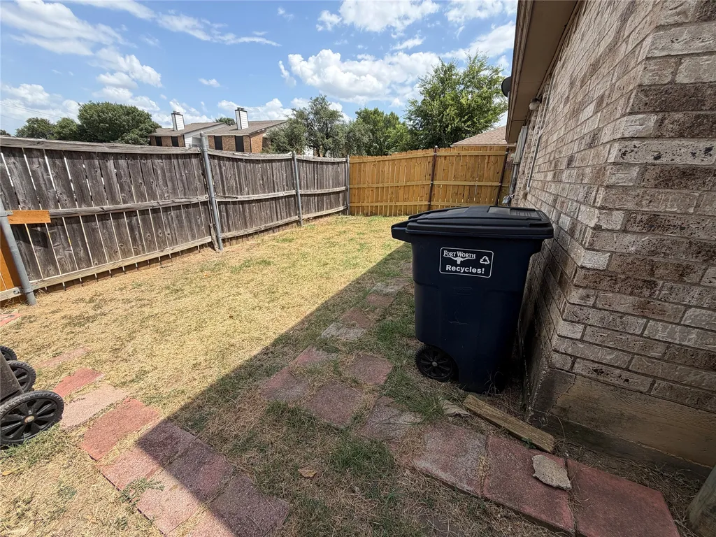 425 Signal Hill Court N Fort Worth TX 76112