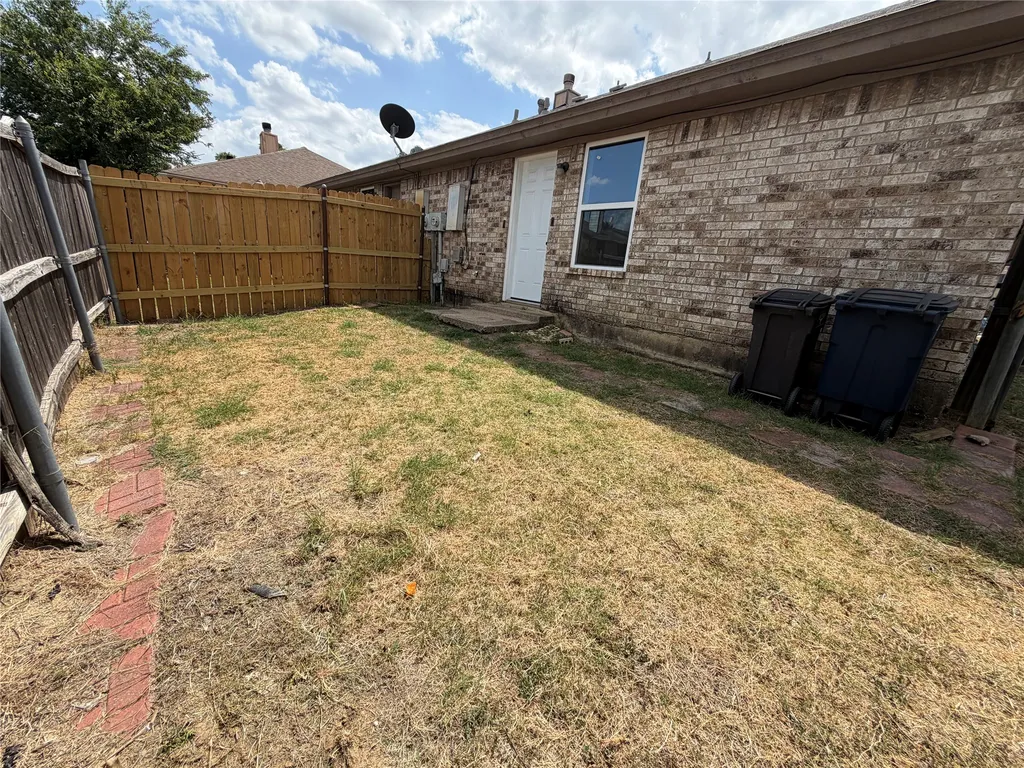 425 Signal Hill Court N Fort Worth TX 76112