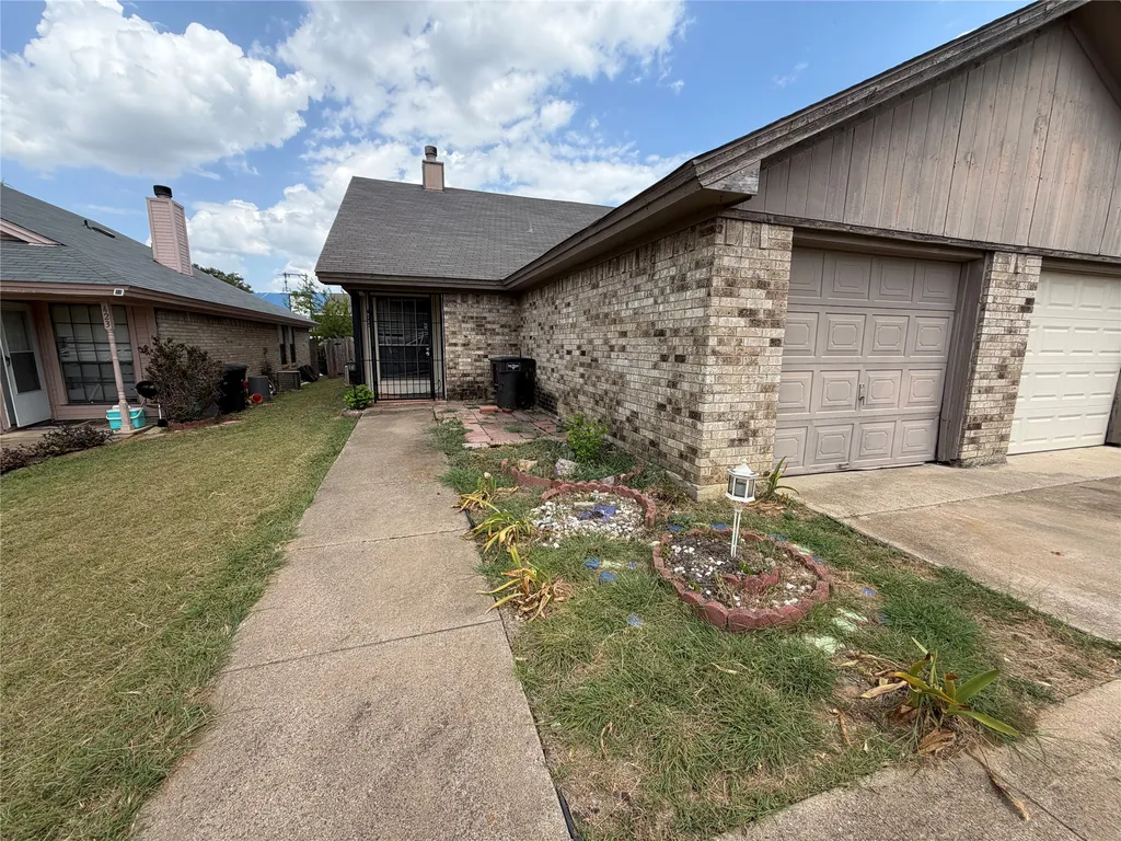 425 Signal Hill Court N Fort Worth TX 76112