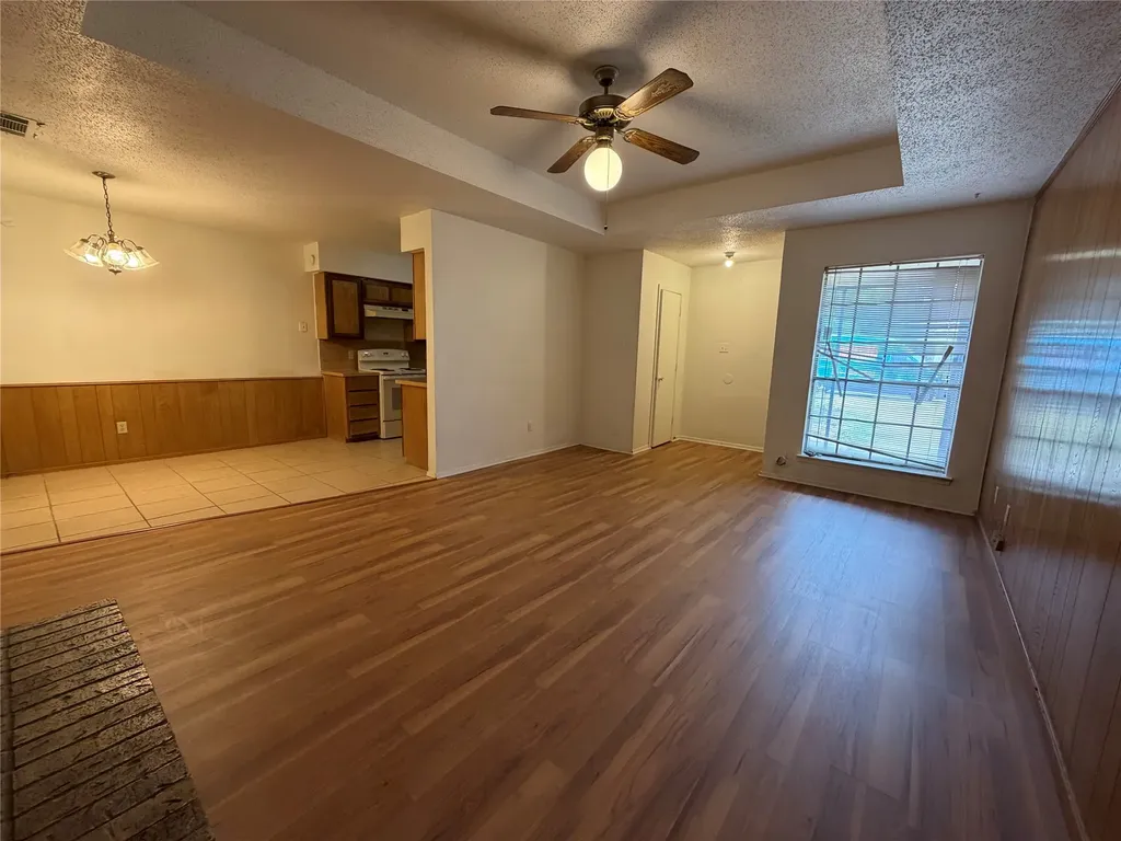 425 Signal Hill Court N Fort Worth TX 76112
