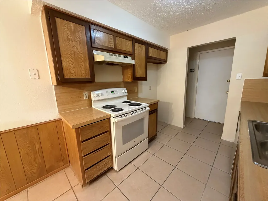 425 Signal Hill Court N Fort Worth TX 76112
