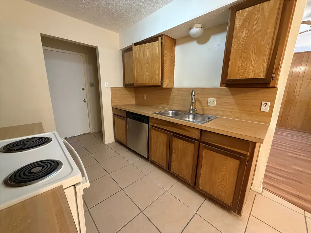 425 Signal Hill Court N Fort Worth TX 76112