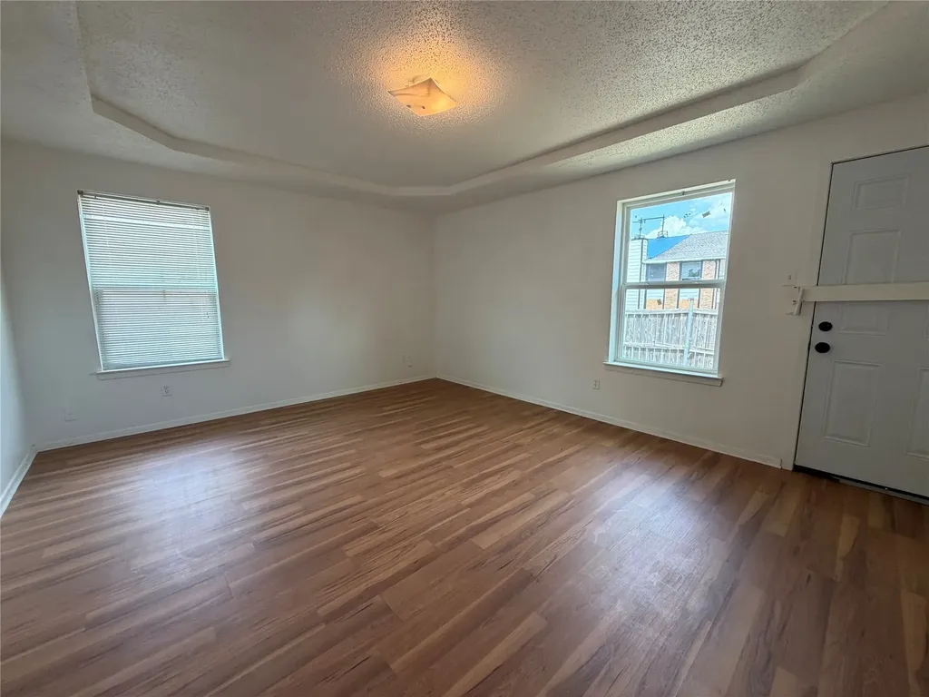425 Signal Hill Court N Fort Worth TX 76112