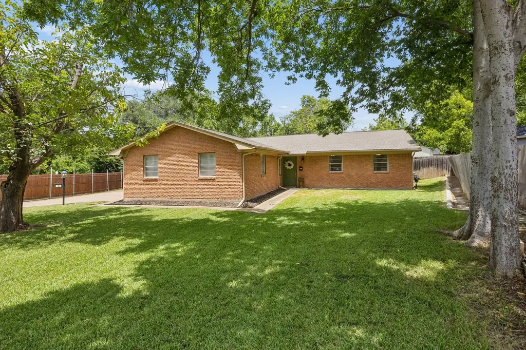 1034 8th Street Grand Prairie TX 75050