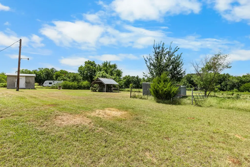 439 Slayden Drive Sunset TX 76270