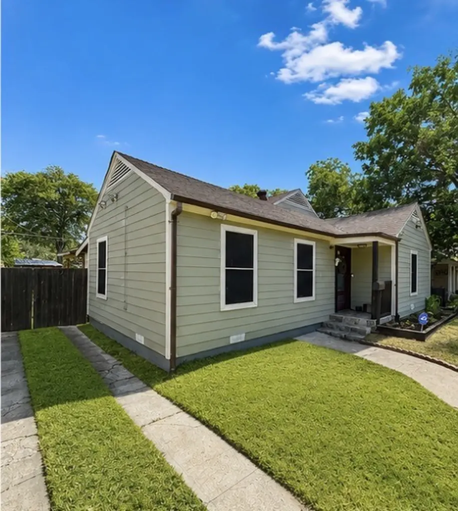 1642 Ash Street Grand Prairie TX 75050